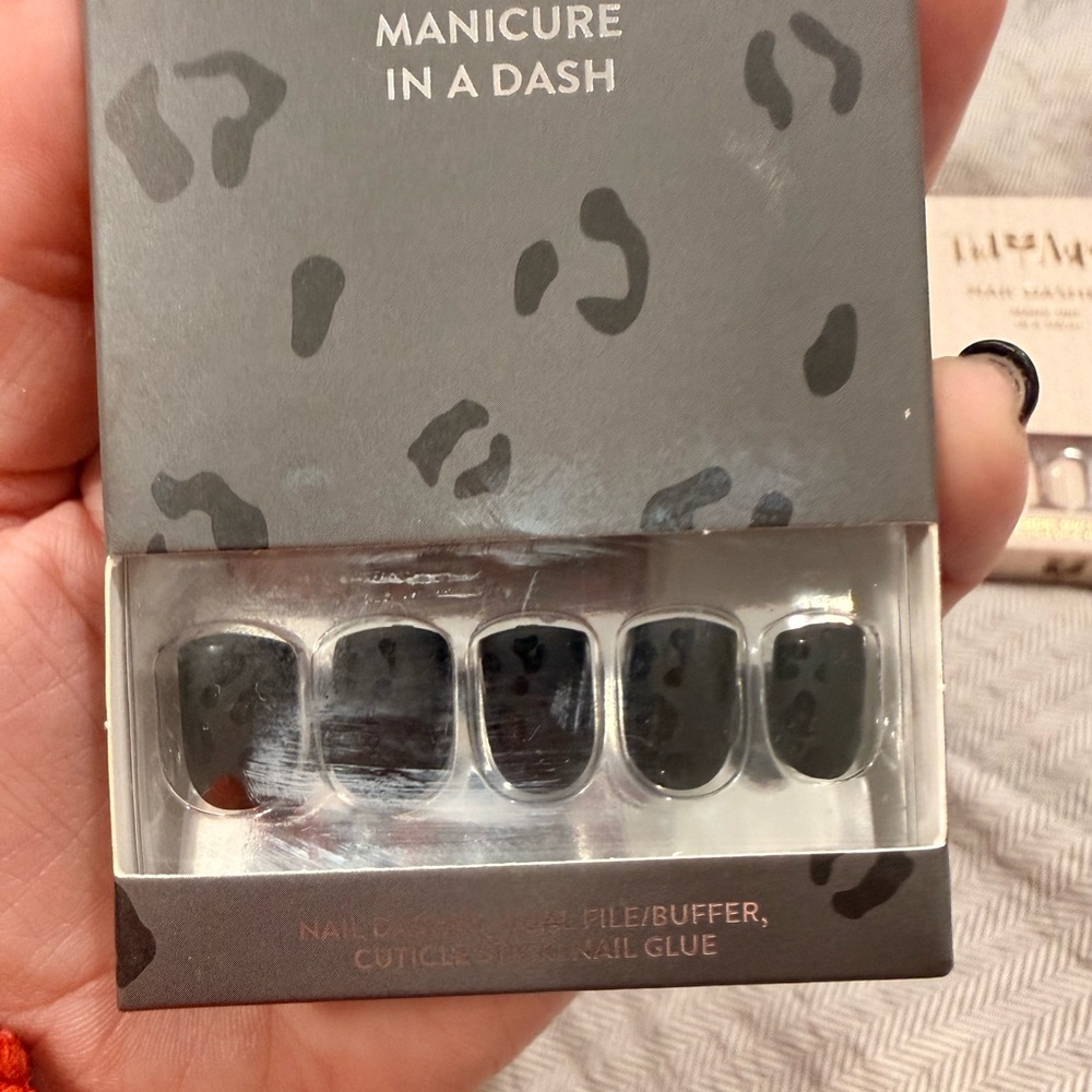 Red Aspen Rae Lyn says rawr Nail Dashes - Press-On Nails - new unopened - Picture 3 of 3